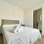 Habitación de hotel con cama doble y baño integrado.