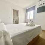Habitación de hotel con cama doble y baño integrado.
